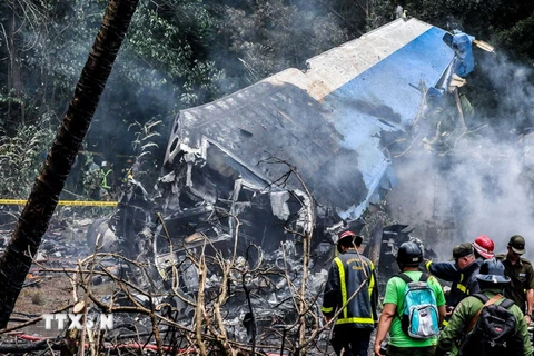 Lực lượng cứu hộ làm nhiệm vụ tại hiện trường vụ rơi máy bay Boeing-737 ở La Habana, Cuba ngày 18/5. (Ảnh: THX/TTXVN)