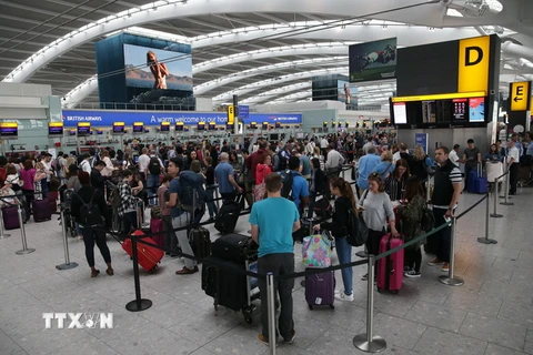 Hành khách chờ đợi tại sân bay Heathrow ở thủ đô London, Anh. (Nguồn: AFP/TTXVN)