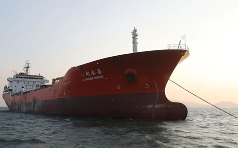 Tàu Lighthouse Winmore treo cờ Hong Kong bị bắt hồi cuối tháng 11/2017 vì bị nghi chuyển dầu cho tàu Triều Tiên. (Ảnh: AP)