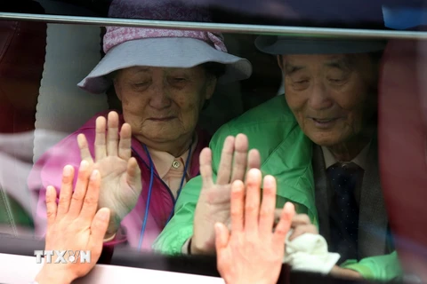 Giây phút chia tay sau cuộc đoàn tụ của các gia đình ly tán trong cuộc chiến tranh Triều Tiên tại khu nghỉ dưỡng núi Kumgang ngày 26/10/2015. (Ảnh: AFP/TTXVN)
