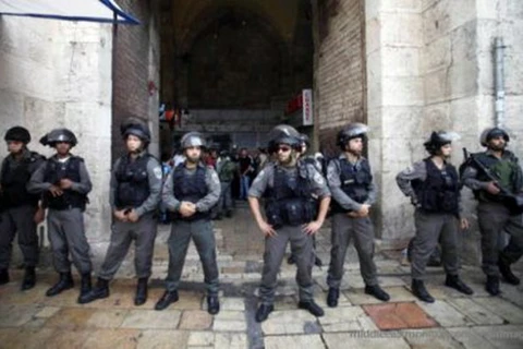 Cảnh sát Israel phong tỏa lối vào đền thờ Hồi giáo Al-Aqsa. (Nguồn: imemc.org)