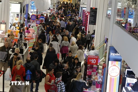  Người dân mua sắm tại một cửa hàng ở New York, Mỹ. (Ảnh: AFP/TTXVN)