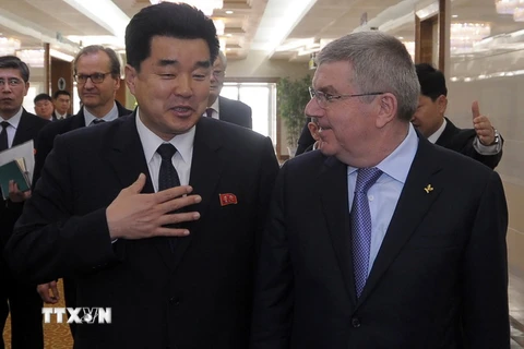 Chủ tịch IOC Thomas Bach (phải) trong cuộc gặp Bộ trưởng Văn hóa và Thể thao Triều Tiên Kim Il Guk (trái) tại Bình Nhưỡng ngày 31/3. (Nguồn: AFP/TTXVN)