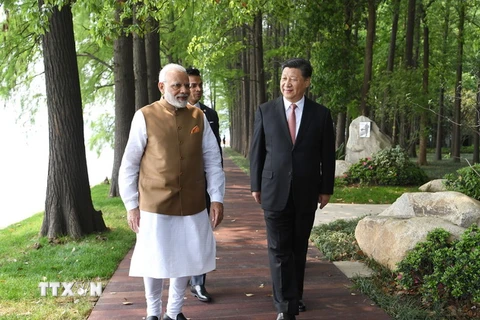 Thủ tướng Ấn Độ Narendra Modi (trái) và Chủ tịch Trung Quốc Tập Cận Bình tại cuộc gặp ở Hồ Bắc, Trung Quốc ngày 28/4. (Nguồn: THX/TTXVN)