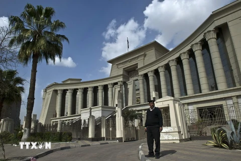  Cảnh sát gác bên ngoài Tòa án Hiến pháp Tối cao Ai Cập ở thủ đô Cairo. (Nguồn: AFP/TTXVN)