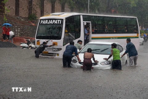 Cảnh ngập lụt tại New Delhi, Ấn Độ ngày 16/7. (Ảnh: AFP/TTXVN)