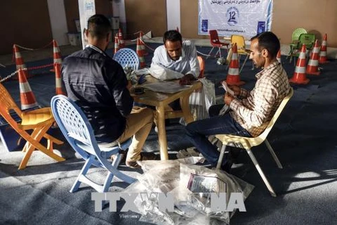  Nhân viên Ủy ban bầu cử Iraq kiểm lại phiếu bầu Quốc hội bằng tay tại thành phố Najaf ngày 13/5. (Ảnh: AFP/TTXVN)