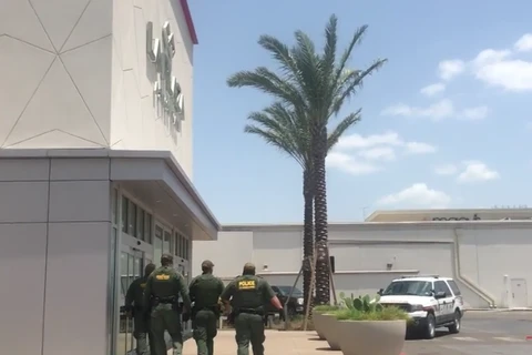 Cảnh sát tuần tra bên ngoài khu mua sắm La Plaza sau vụ nổ súng. (Nguồn: CNN)