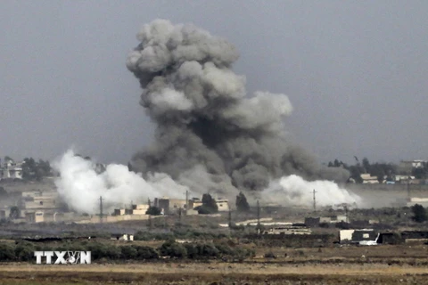  Khói bốc lên sau một cuộc không kích tại khu vực tỉnh Quneitra, miền nam Syria ngày 25/7. (Ảnh: AFP/TTXVN)