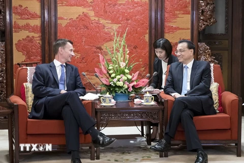 Thủ tướng Trung Quốc Lý Khắc Cường (phải) và Ngoại trưởng Anh Jeremy Hunt tại cuộc gặp ở Bắc Kinh ngày 31/7. (Ảnh: THX/TTXVN)