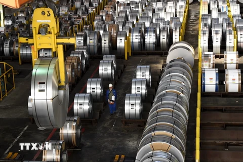 Công nhân làm việc tại một nhà máy sản xuất thép ở Salzgitter, Đức. (Nguồn: AFP/TTXVN)