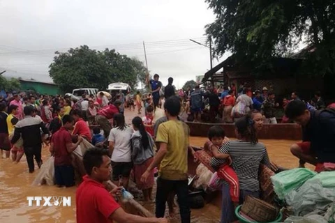  Người dân sơ tán khỏi khu vực ngập lụt sau sự cố vỡ đập thủy điện ở tỉnh Attapeu, Lào ngày 24/7. (Ảnh: KPL/TTXVN)