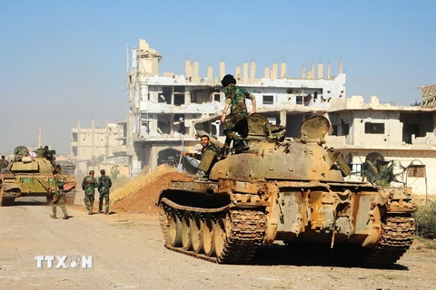 Binh sỹ Syria tiến vào giải phóng thị trấn Nuaimeh, gần cửa khẩu Nasib ngày 6/7. (Nguồn: THX/TTXVN)
