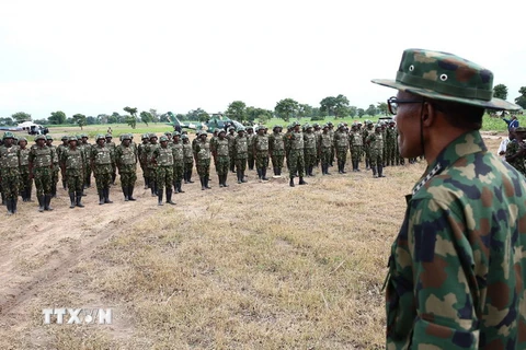 Quân đội Nigeria được triển khai tại Dansadau, bang Zamfara, tây bắc Nigeria. (Ảnh: AFP/TTXVN)