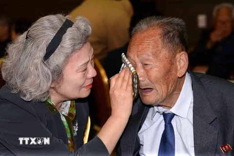 Con gái ở Hàn Quốc đoàn tụ với người cha 88 tuổi ở Triều Tiên tại buổi đoàn tụ các gia đình ly tán trong Chiến tranh Triều Tiên ở khu nghỉ dưỡng núi Kumgang tháng 10/2015. (Nguồn: AFP/TTXVN)