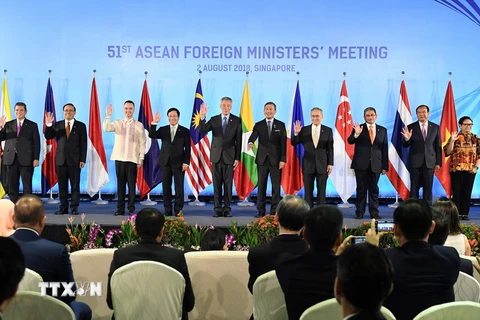 Phó Thủ tướng, Bộ trưởng Ngoại giao Phạm Bình Minh (thứ 5, trái) và Bộ trưởng Ngoại giao các nước thành viên ASEAN chụp ảnh chung tại hội nghị AMM 51 ở Singapore ngày 2/8. (Ảnh: AFP/TTXVN)