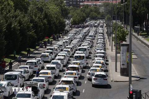  Lái xe taxi biểu tình yêu cầu siết chặt quản lý dịch vụ lái xe trực tuyến tại Madrid, Tây Ban Nha ngày 30/7. (Ảnh: EPA-EFE/TTXVN)