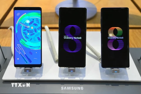 Điện thoại Samsung Galaxy Note 8 được bày bán tại thủ đô Seoul, Hàn Quốc. (Ảnh: AFP/TTXVN)