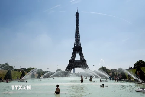  Tháp Eiffel tại thủ đô Paris, Pháp ngày 27/7. (Ảnh: AFP/TTXVN)