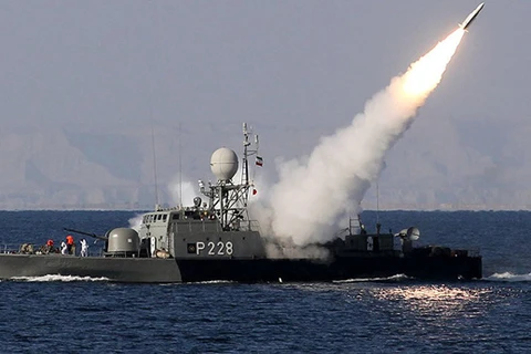 Tàu chiến Iran phóng tên lửa ở eo biển Hormuz. (Ảnh: AFP)