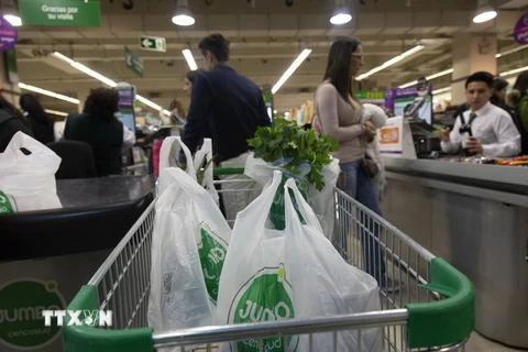 Sử dụng túi nylon để gói hàng hóa tại một siêu thị ở Santiago, Chile ngày 18/7. (Ảnh: AFP/TTXVN)