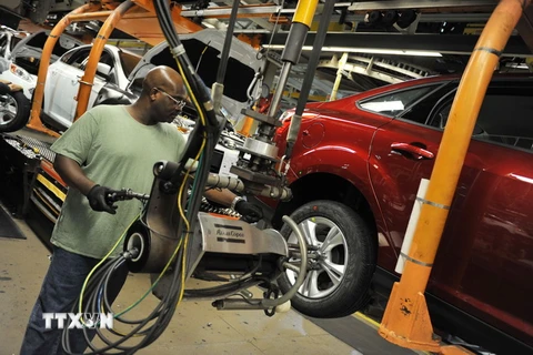 Công nhân làm việc tại dây chuyền lắp ráp xe Ford ở Wayne, Michigan (Mỹ). (Nguồn: AFP/TTXVN)