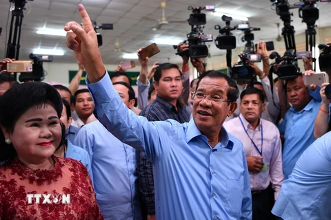 Thủ tướng Samdech Techo Hun Sen (giữa), Chủ tịch đảng Nhân dân Campuchia (CPP) cầm quyền bỏ phiếu tại điểm bầu cử ở Phnom Penh ngày 29/7. (Ảnh: AFP/TTXVN)