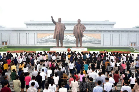 Người dân Triều Tiên dâng hoa trước các bức tượng Kim Il-Sung và Kim Jong-Il trong lễ kỷ niệm 69 năm ngày thành lập Triều Tiên (Nguồn: AFP/Getty Images)