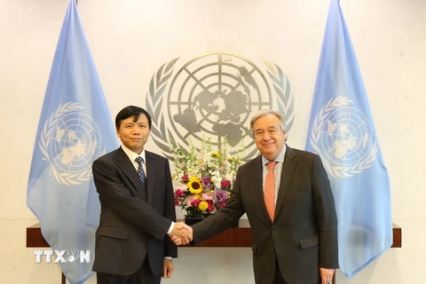 Đại sứ Đặng Đình Quý với Tổng Thư ký LHQ Antonio Guterres. (Ảnh: Hoài Thanh/TTXVN)