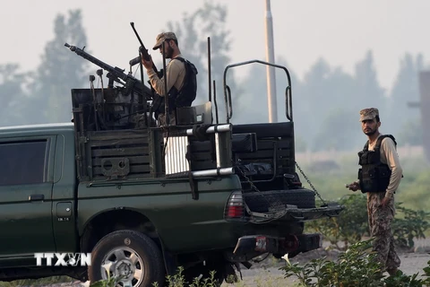 Binh sỹ Pakistan trong chiến dịch truy quét phiến quân tại Peshawar. (Nguồn: AFP/TTXVN)