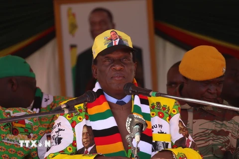 Tổng thống Zimbabwe Emmerson Mnangagwa phát biểu trong cuộc vận động tranh cử ở Marondera ngày 21/7. (Ảnh: THX/TTXVN)