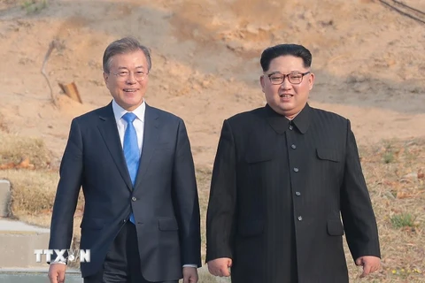  Tổng thống Hàn Quốc Moon Jae-in (trái) và nhà lãnh đạo Triều Tiên Kim Jong-un tại cuộc gặp ở làng đình chiến Panmunjom ngày 27/4. (Ảnh: Yonhap/TTXVN)