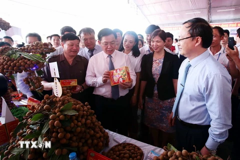  Phó Thủ tướng Vương Đình Huệ và các đại biểu tham quan gian hàng trưng bày sản phẩm nông sản Hưng Yên. (Ảnh: Phạm Kiên/TTXVN)
