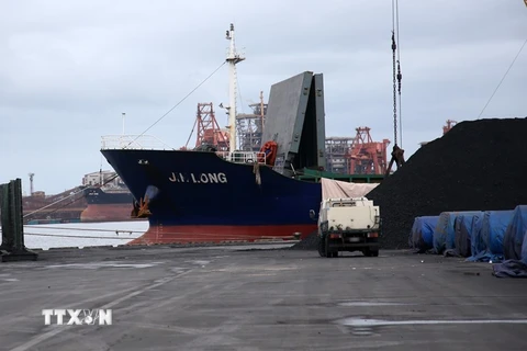Tàu chở hàng Jin Long bị nghi vận chuyển than đá trái phép của Triều Tiên tới Hàn Quốc tại một cảng ở Pohan, cách thủ đô Seoul 374 km về phía đông nam ngày 7/8. (Ảnh: YONHAP/TTXVN)