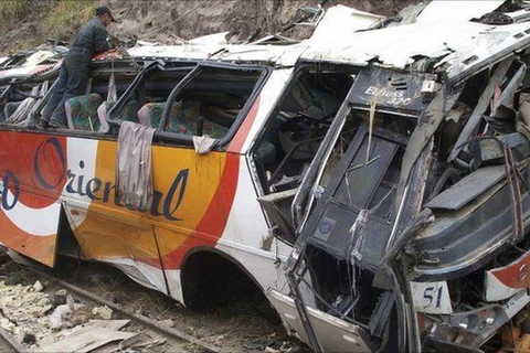 Hiện trường một vụ tai nạn xe buýt tại Ecuador. (Nguồn: BBC)