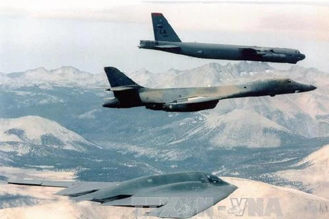 Máy bay ném bom B-2 Spirit (dưới), B-1B (giữa) và B-52 (trên) của Mỹ. (Nguồn: AFP/TTXVN)