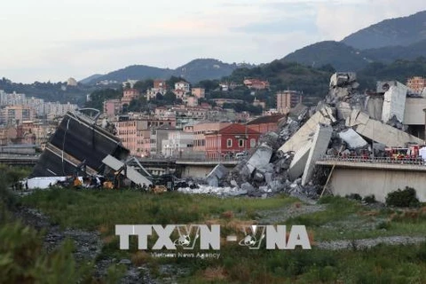 Hiện trường vụ sập cầu cạn tại Genoa, Italy ngày 14/8. (Ảnh: AFP/TTXVN)