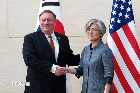 Ngoại trưởng Hàn Quốc Kang Kyung-wha (phải) và người đồng cấp Mỹ Mike Pompeo tại cuộc gặp ở New York, Mỹ ngày 20/7. (Ảnh: Yonhap/TTXVN)