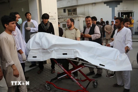 Tình nguyện viên chuyển người bị thương tới bệnh viện sau vụ tấn công ở Kabul ngày 15/8. (Ảnh: AFP/TTXVN)