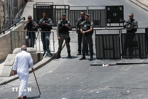  Lực lượng an ninh Israel gác tại khu vực lối vào đền thờ Al-Aqsa ở Jerusalem ngày 22/7/2017. (Nguồn: AFP/TTXVN)