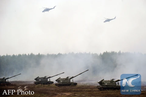 Máy bay trực thăng và xe quân sự Nga trong một cuộc tập trận. (Nguồn: AFP) 