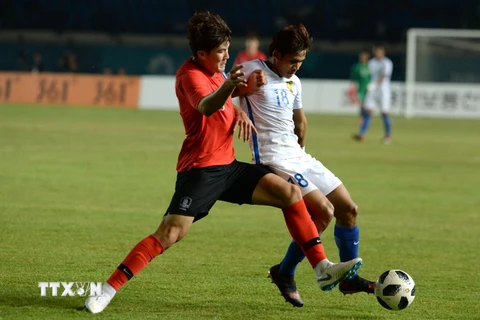  Pha tranh bóng giữa cầu thủ Olympic Hàn Quốc Kim Minjae (trái) với Muhammad Akhyar Abdul Rashid của Olympic Malaysia trong trận đấu bảng E, ASIAD 2018 diễn ra ở Bandung, Indonesia ngày 17/8. (Ảnh: THX/TTXVN)