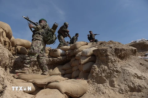 Binh sỹ Afghanistan làm nhiệm vụ trong chiến dịch truy quét phiến quân Taliban tại khu vực Dand-e-Ghori, tỉnh Baghlan. (Ảnh: AFP/TTXVN)