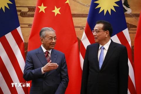  Thủ tướng Malaysia Mahathir Mohamad (trái) và người đồng cấp Trung Quốc Lý Khắc Cường tại cuộc họp báo ở Bắc Kinh ngày 20/8. (Ảnh: AFP/TTXVN)