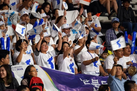 Người hâm mộ cổ vũ cho đội Hàn Quốc tại Jakarta. (Nguồn: Getty Images)