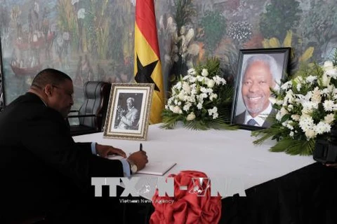Đại sứ Nambia tại Ghana Charles Josob ghi sổ tang tại lễ tưởng niệm cố Tổng thư ký LHQ Kofi Annan ở New York, Mỹ ngày 22/8. (Ảnh: THX/TTXVN) 