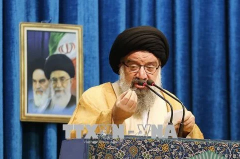 Giáo sỹ cấp cao Iran Ahmad Khatami tại lễ cầu nguyện Ngày thứ Sáu ở đền thờ Hồi giáo Imam, Tehran. (Ảnh: AFP/ TTXVN)