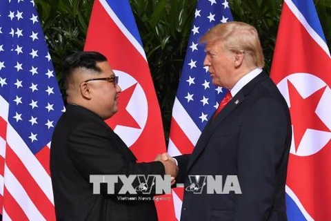 Tổng thống Mỹ Donald Trump (phải) và nhà lãnh đạo Triều Tiên Kim Jong-un tại hội nghị thượng đỉnh Mỹ - Triều Tiên ở Singapore ngày 12/6. (Ảnh: AFP/TTXVN)