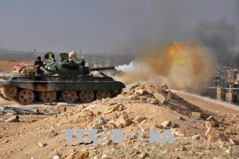 Các lực lượng ủng hộ Chính phủ Syria trong chiến dịch chống IS tại Deir Ezzor ngày 2/11/2017. (Ảnh: AFP/TTXVN)