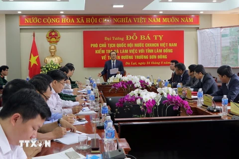 Phó Chủ tịch Quốc hội Đỗ Bá Tỵ phát biểu tại cuộc họp triển khai dự án đường Trường Sơn Đông tại thành phố Đà Lạt. (Ảnh: Chu Quốc Hùng/TTXVN)